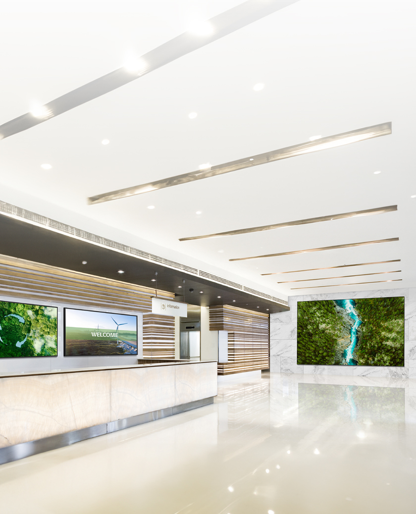 The various displays installed in the company lobby vividly showcase images.