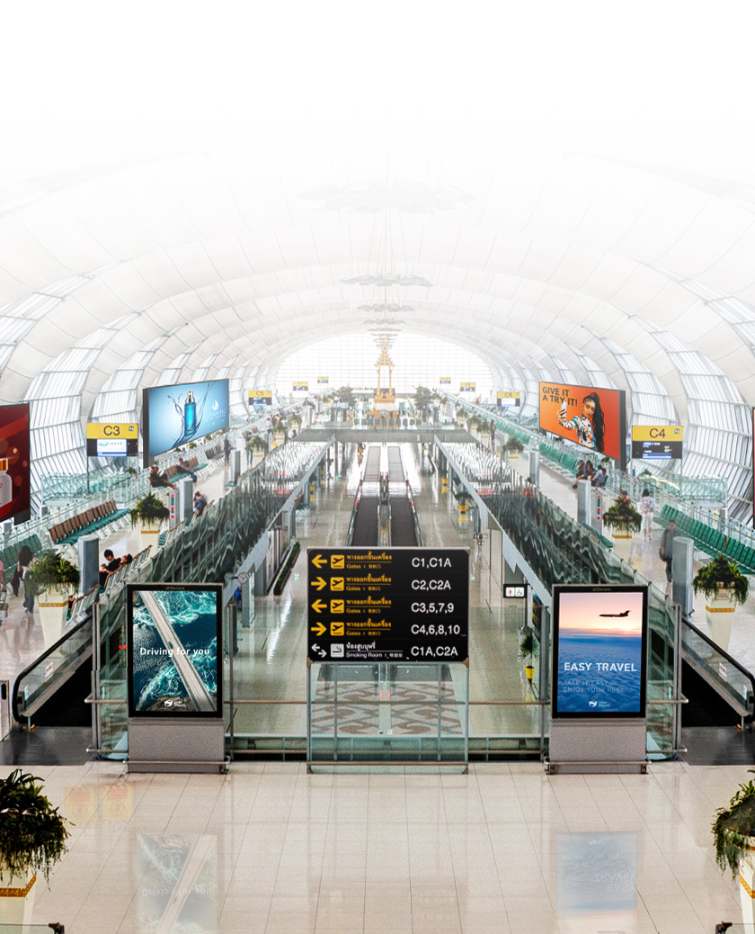 Various types of signage displays are installed at the airport. As the diverse displays in one area are connected to the same server, they can be monitored and controlled from LG SuperSign Control+.
