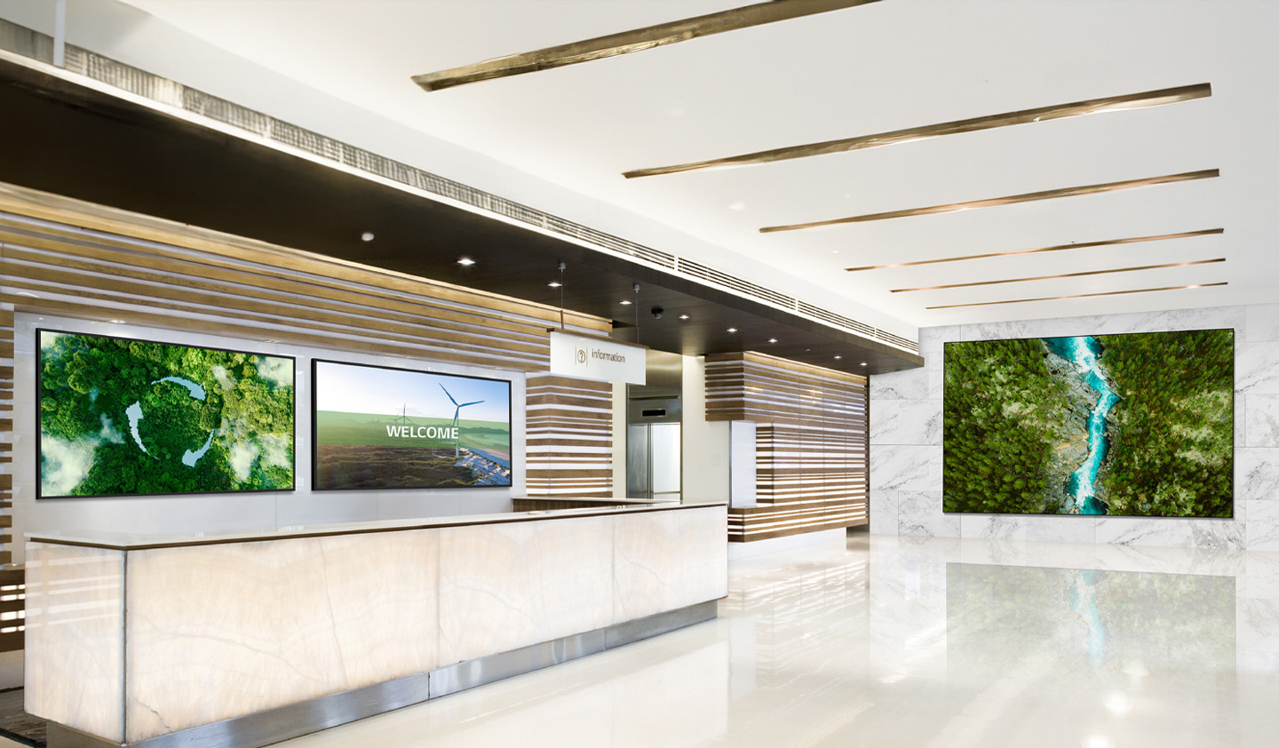 The various displays installed in the company lobby vividly showcase images.