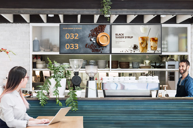 The café's queue display shows completed food numbers, with a customer checking the information.